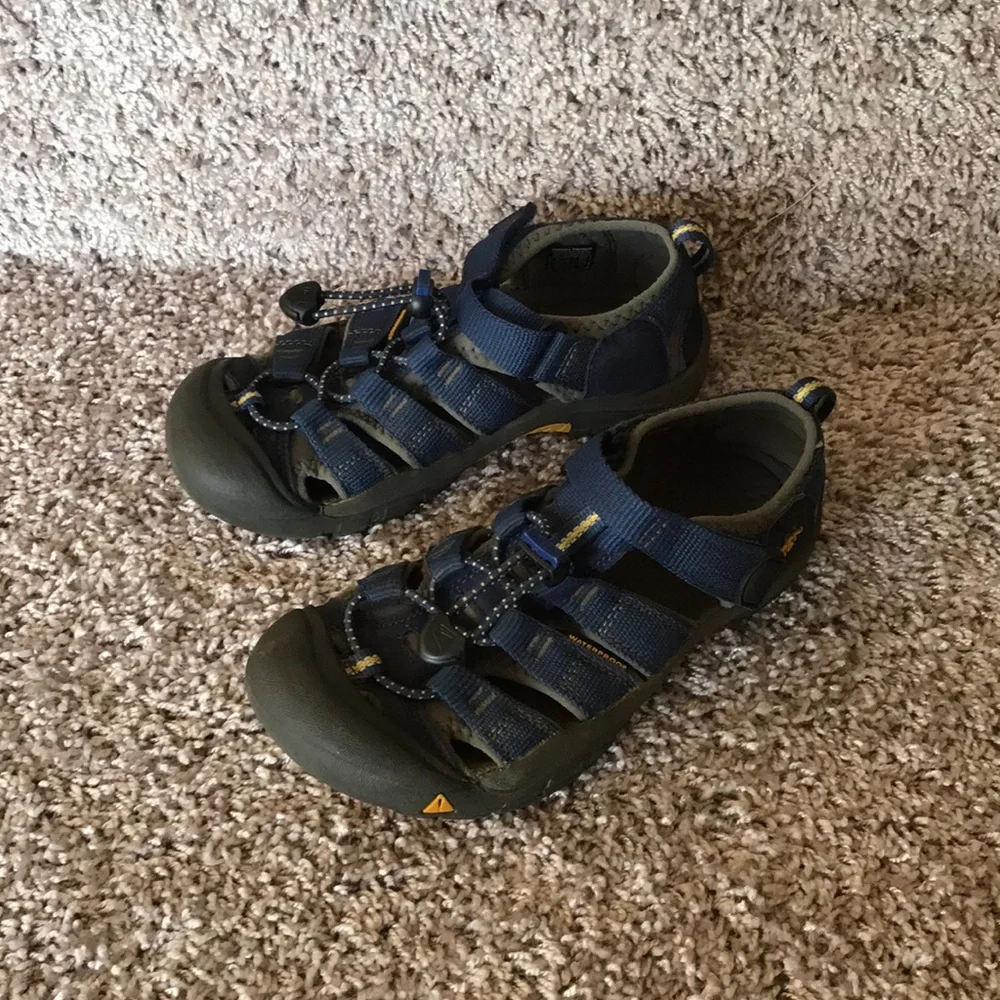 Keen Outdoor Shoes Kids size 2